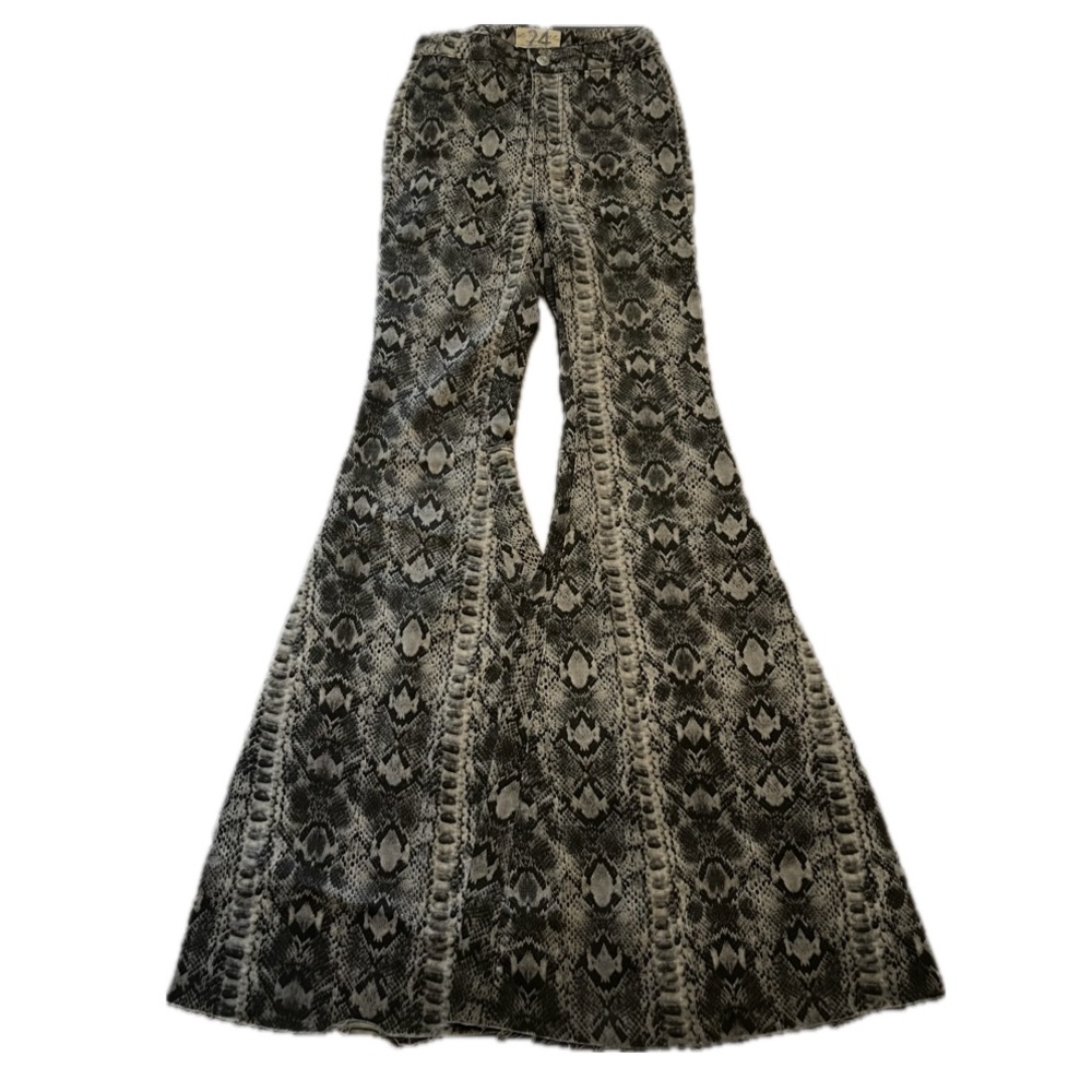 FREE PEOPLE • Just Float On • Snake Print • Flare • Jeans • High rise • 24 •